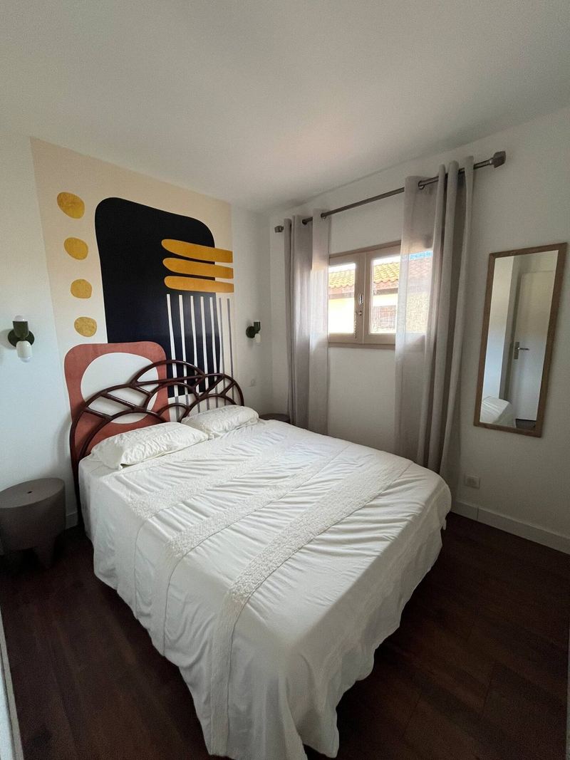 Chambre 1 : lit double et tête de lit en rotin