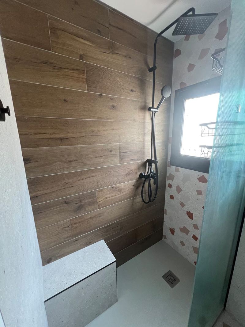 Douche à l'italienne avec paroi effet bois