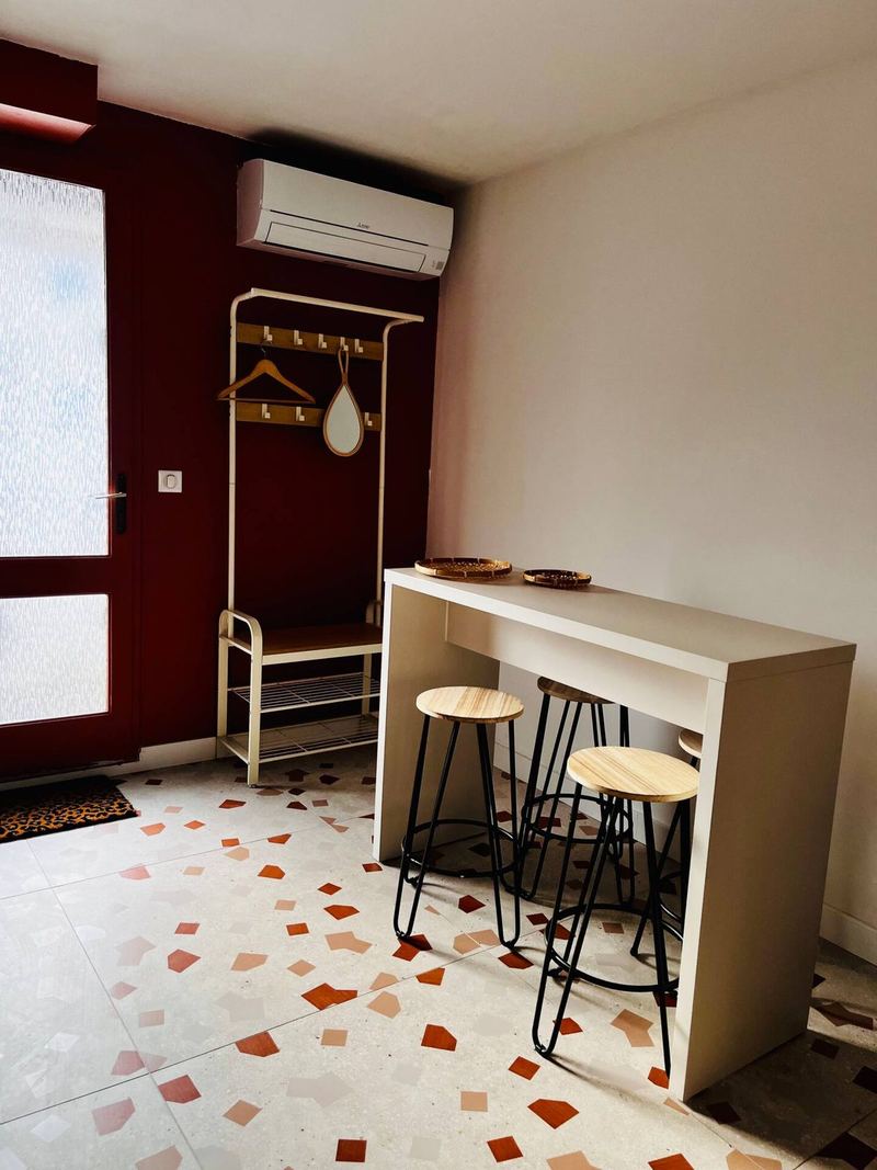 Entrée avec climatisation, portant et mange-debout